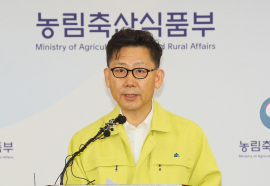 '파주 아프리카돼지열병 확진' 발표하는 김현수 장관      (세종=연합뉴스) 진성철 기자 = 김현수 농림수산식품부 장관이 17일 세종시 정부세종청사 농림축산식품부에서 국내에서 처음으로 파주에서 발생한 아프리카돼지열병 확진 결과와 예방조치에 대해 발표하고 있다.  2019.9.17      zjin@yna.co.kr  (끝)